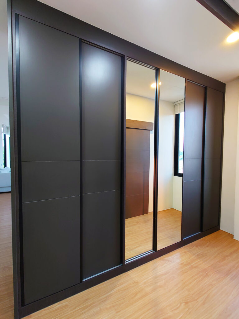 บิวท์อินตู้เสื้อผ้าบานเลื่อน