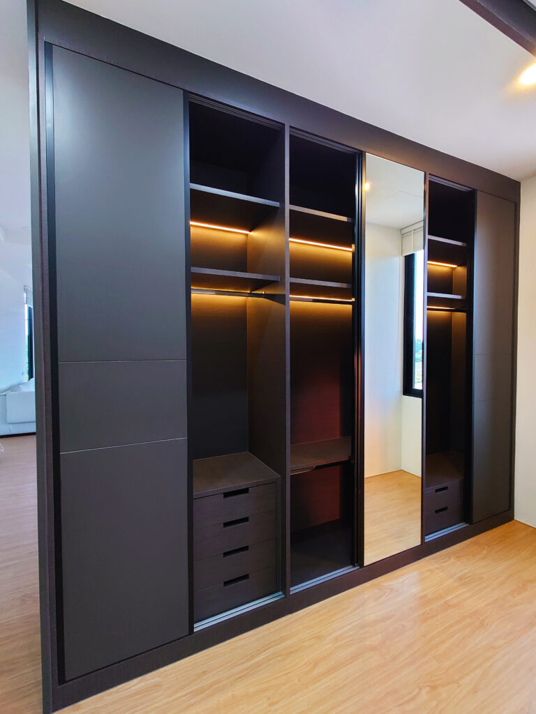 บิวท์อินตู้เสื้อผ้าบานเลื่อน